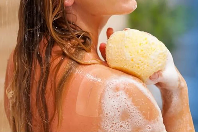 Un'azienda di Singapore presenta un cerotto per cicatrici color pelle alimentato da RNA